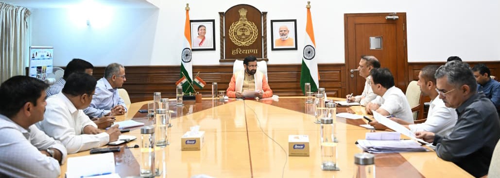 चंडीगढ़ में पानी को लेकर अधिकारियों के साथ मीटिंग करते मुख्यमंत्री नायब सैनी।