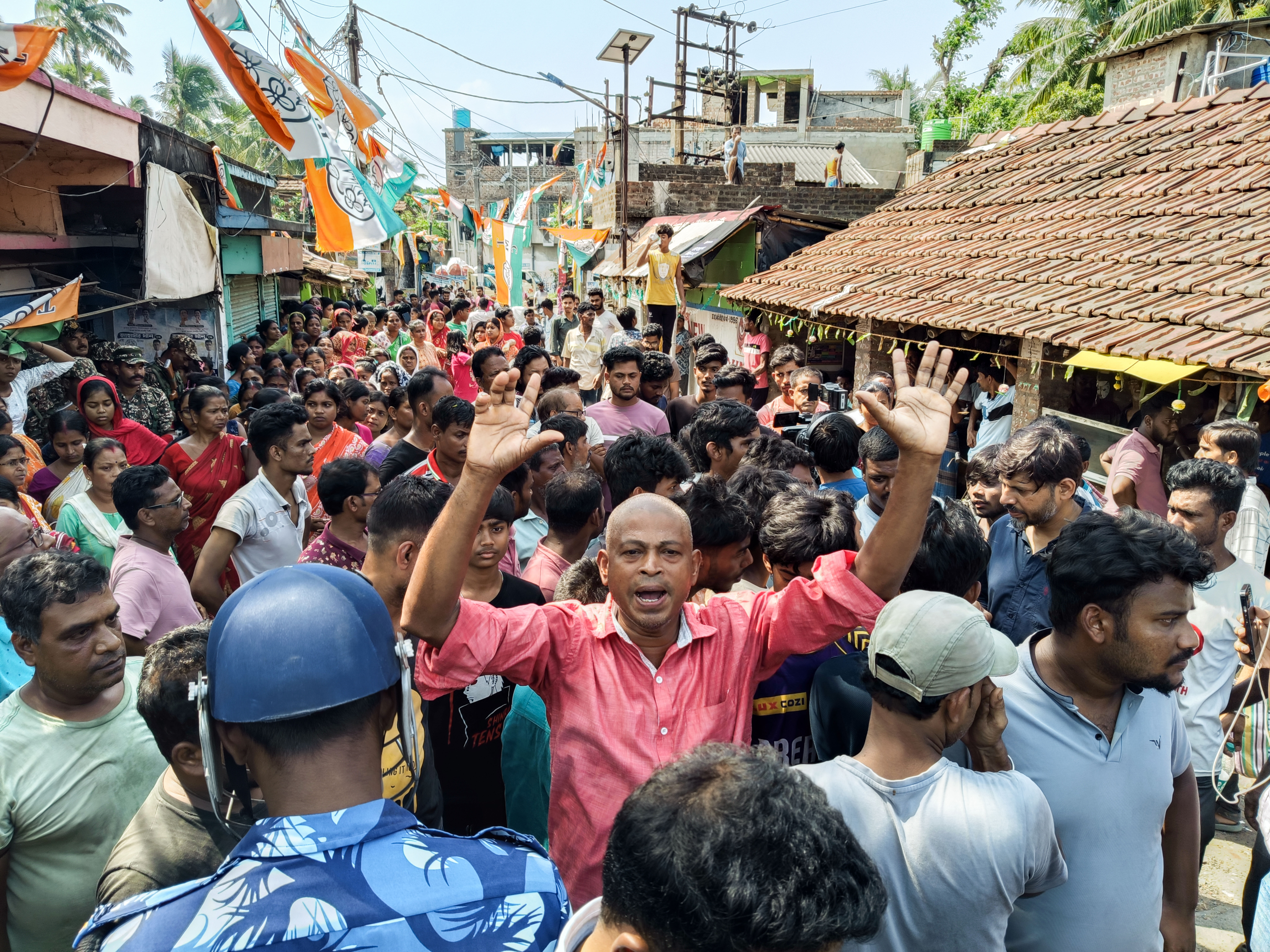 दक्षिण 24 परगना में वोटर्स ने TMC के खिलाफ प्रदर्शन किया और रोड पर चक्काजाम किया।