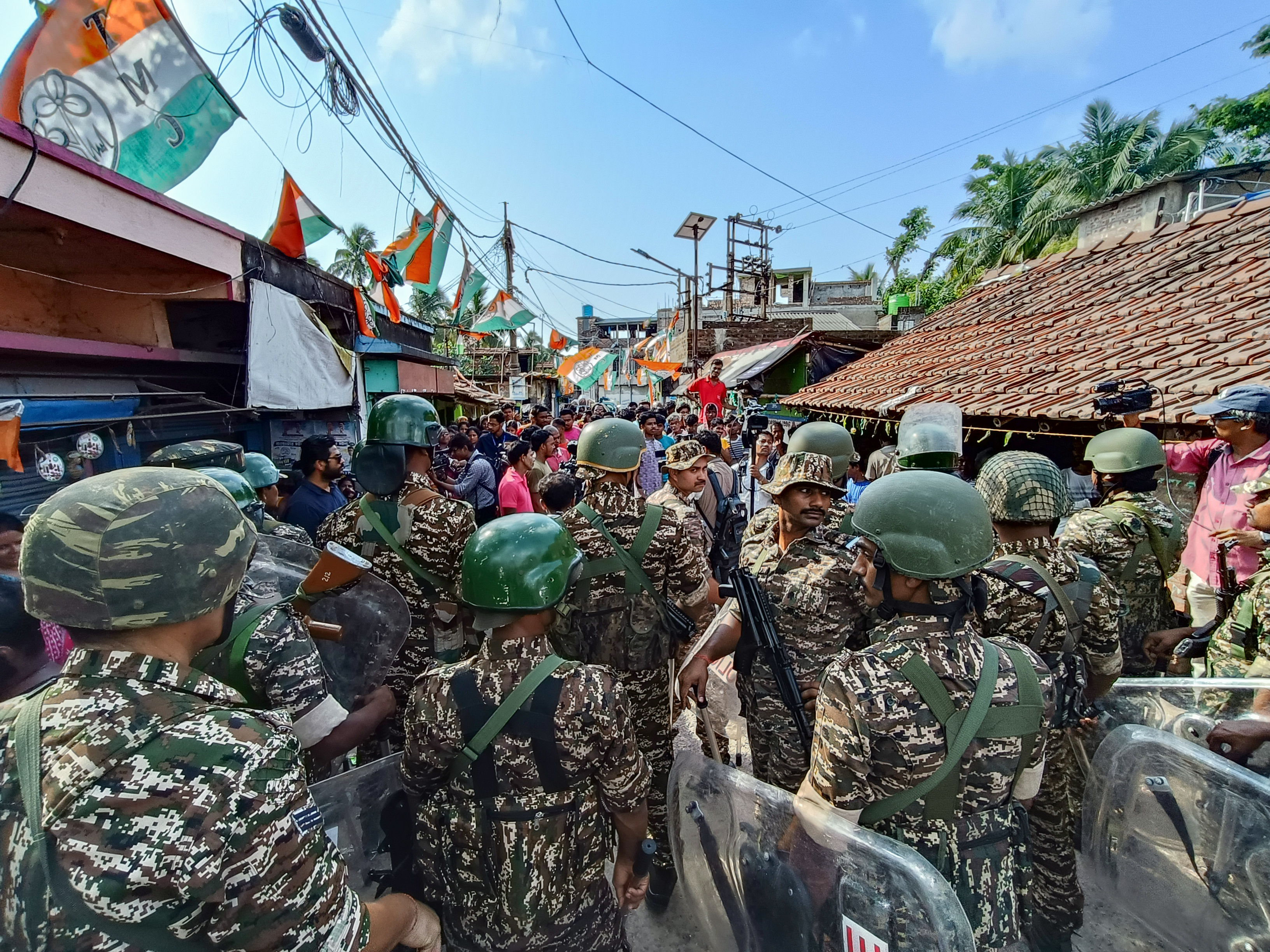 TMC के खिलाफ प्रदर्शन के दौरान भारी सुरक्षाबल की तैनाती की गई।