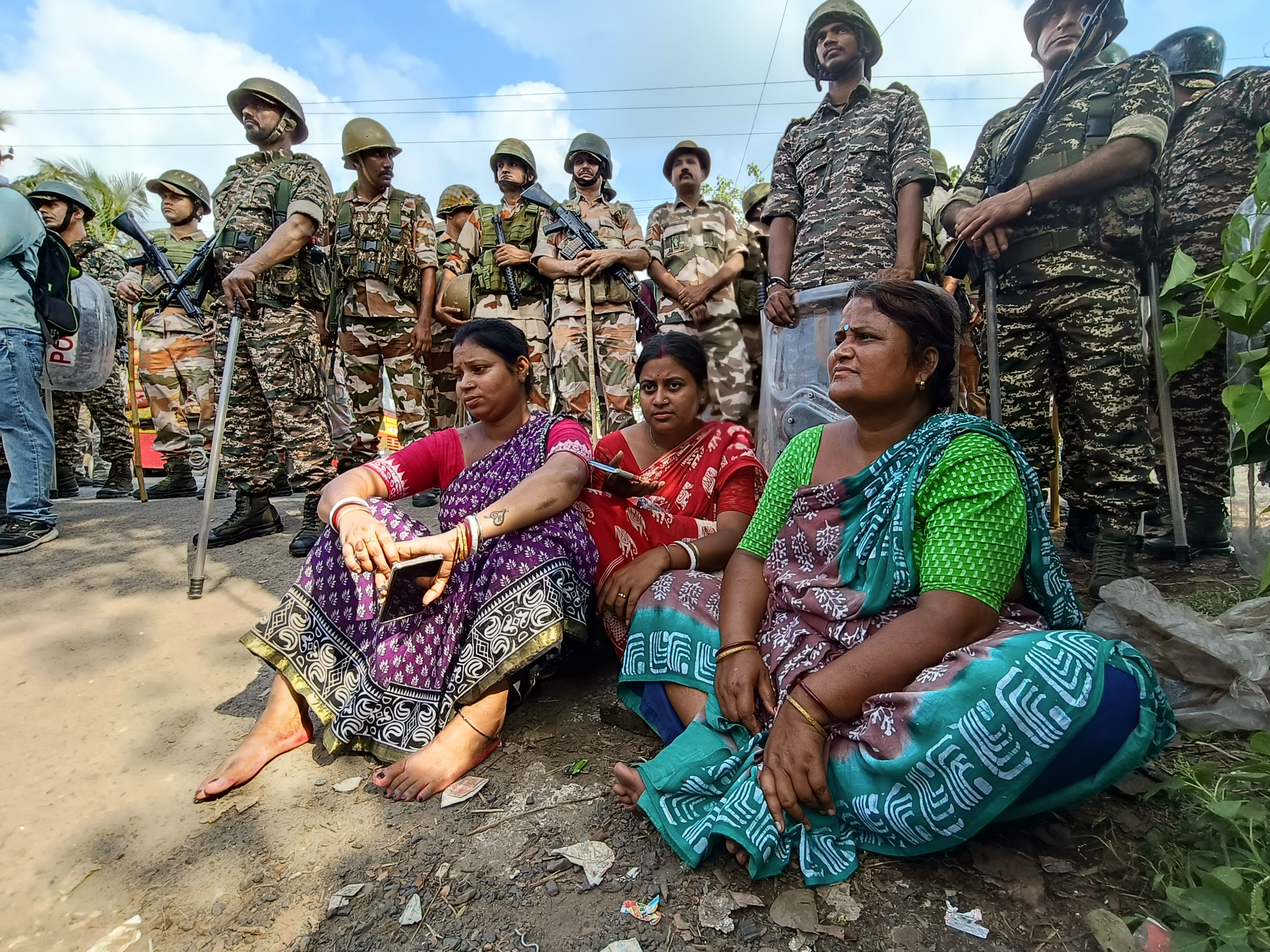 दक्षिण 24 परगना में वोटर्स ने TMC कार्यकर्ताओं पर हमले का आरोप लगाया। इसके बाद वोटर्स ने TMC उम्मीदवार जहांगीर खान के खिलाफ प्रदर्शन किया।