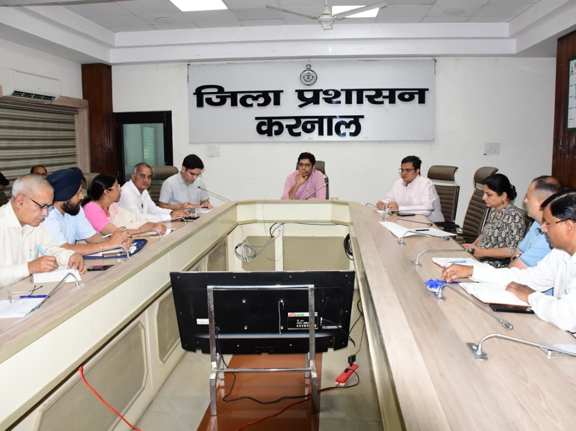 करनाल में अधिकारियों के साथ बैठक करते डीसी