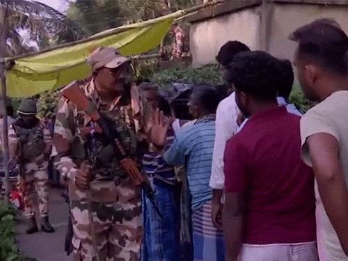 डायमंड हार्बर के 4 बूथों पर री-पोलिंग हो रही है।