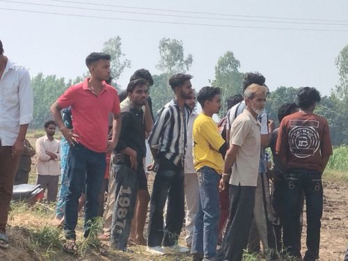 मौके पर लोगों की भीड़ लगी हुई है।