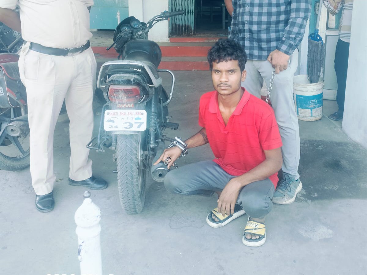 तनाव और सनक के चलते राह चलती युवती पर आरोपी ने हमला किया था।