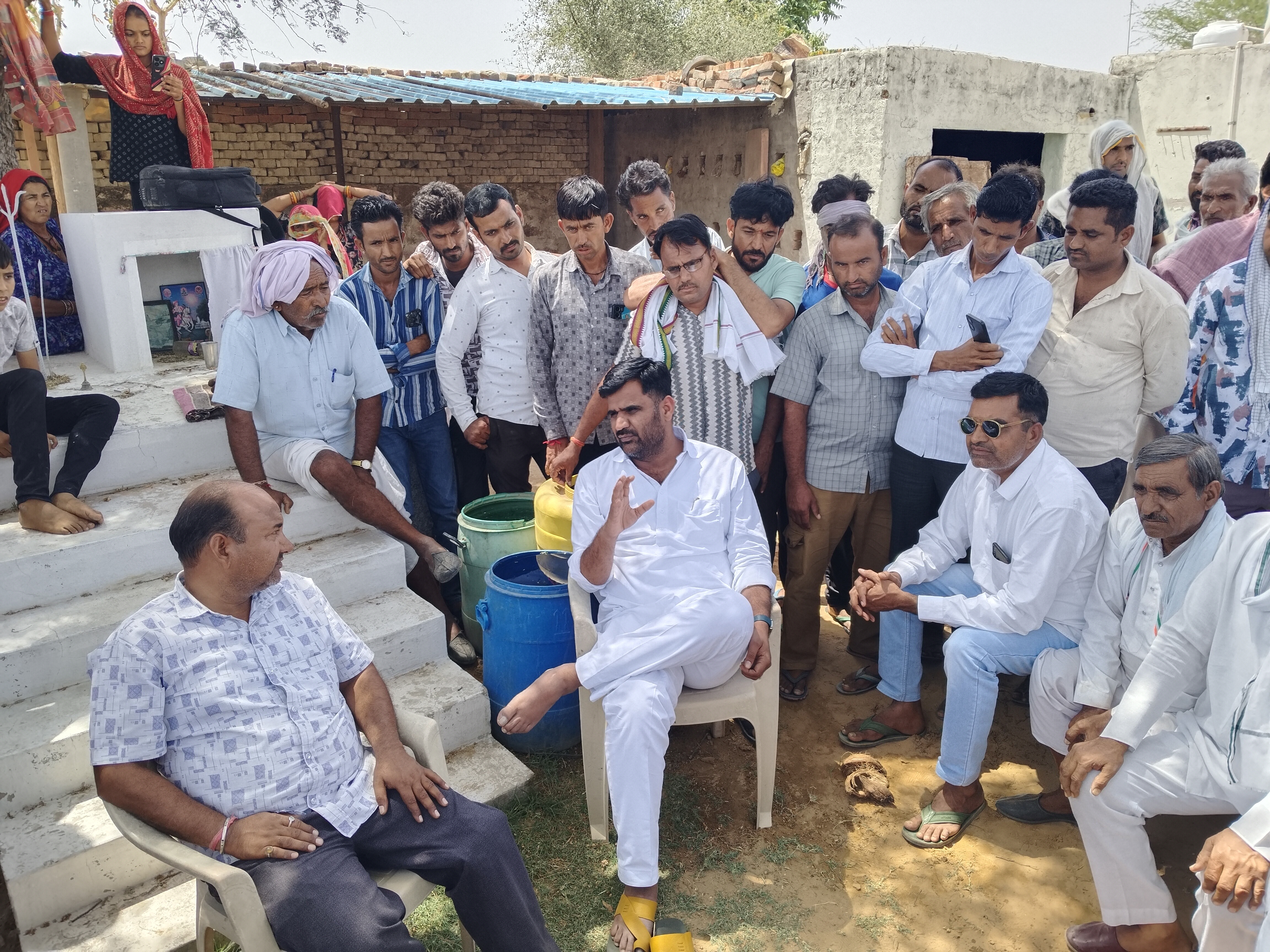 कुर्क किए गए मकान का ताला तोड़कर अंदर बैठे किसान सभा से लोग।
