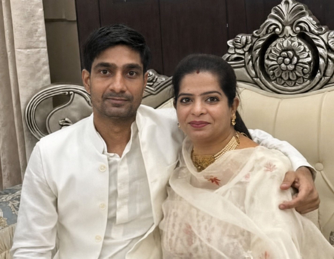 मेयर इंद्रजीत कौर के साथ उनके पति रवि आनंद उर्फ लक्की, जिस पर लेडी प्रिंसिपल आरोप लगा रही है। - फाइल फोटो