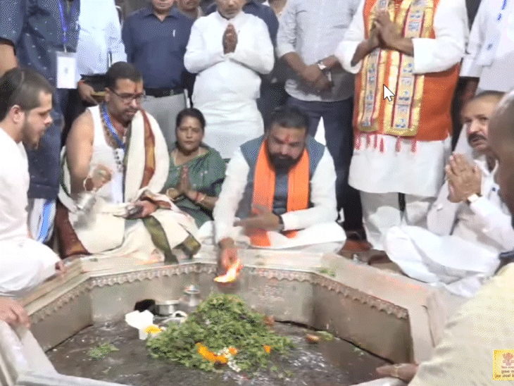 विष्णुपद मंदिर में आरती करते CM।