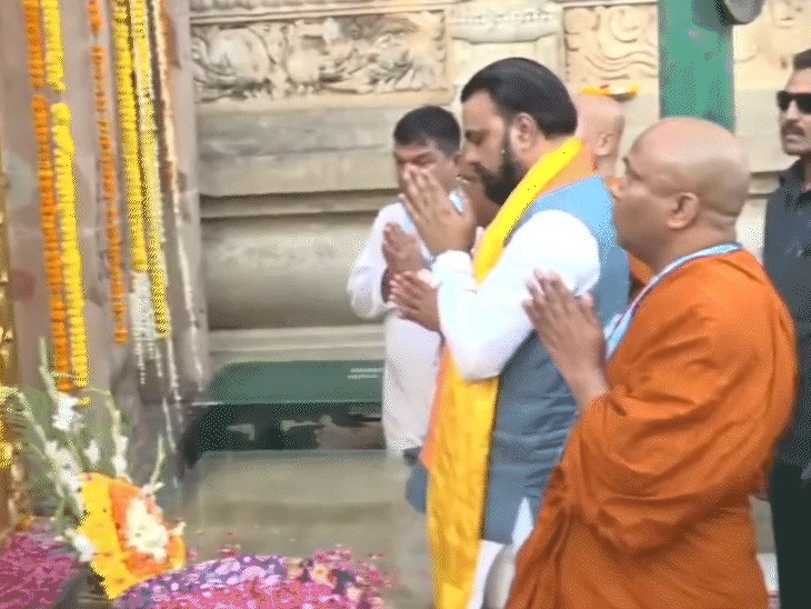 महाबोधि मंदिर में पूजा करते CM सम्राट चौधरी।