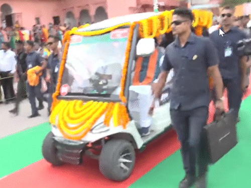 CM ने ईरिक्शा में बैठकर विण्णुपद मंदिर का कॉरिडोर घूमा।