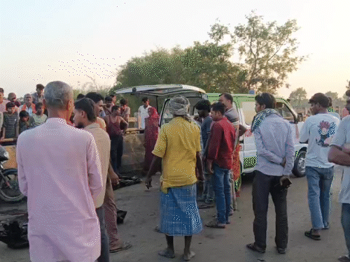 घटना के बाद मौके पर मौजूद ग्रामीण।