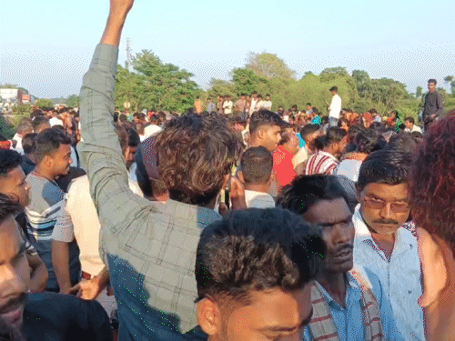 एनएच पर जाम लगाए ग्रामीण।