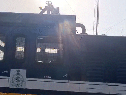 मौके पर वॉटर कैनन भी तैनात किया गया है।