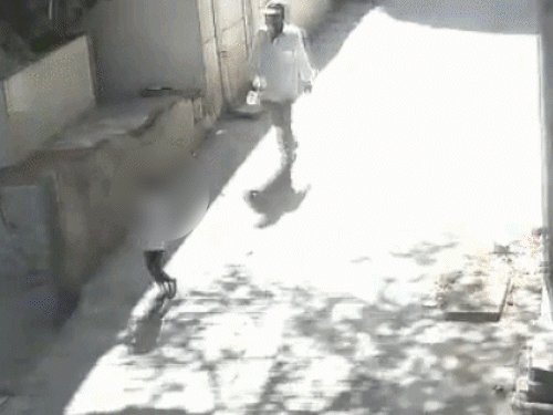 CCTV में आरोपी बच्ची को तबेले की ओर ले जाता हुआ नजर आया। - Dainik Bhaskar