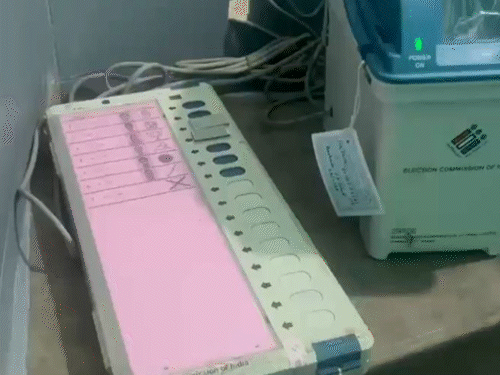 फालता में 29 अप्रैल को वोटिंग हुई थी। भाजपा ने यहां के एक बूथ पर EVM में BJP के बटन पर टेप लगाकर ब्लॉक करने का आरोप लगाया था। - Dainik Bhaskar