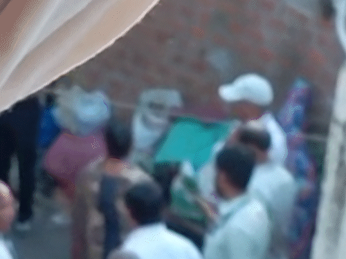 झुग्गियां हटाने के लिए बस्ती में पहुंचे अधिकारी।
