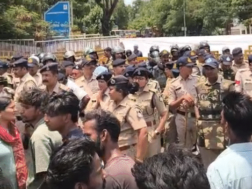 पुलिस ने बेरिकेडिंग से बस्ती में आवाजाही रोक दी। भारी बल तैनात किया है।