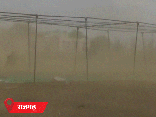9 राज्यों में आंधी-बारिश, एमपी में गोदाम की छत उड़ी: यूपी में पेड़ गिरे; कश्मीर में लैंडस्लाइड से डोडा-किश्तवाड़ रोड बंद comp 3 2 1777715135