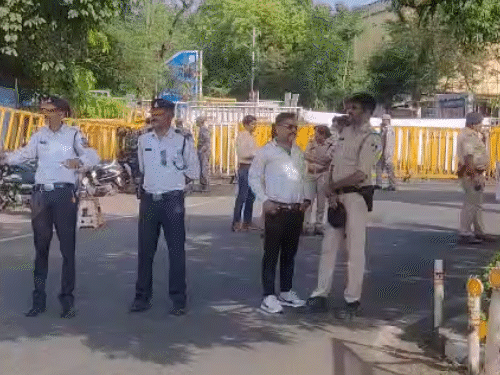 पूरे इलाके में बैरिकेडिंग कर दी गई है।