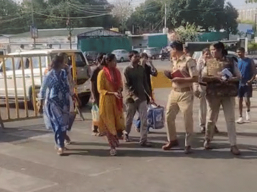 जो लोग ताले लगाकर चले गए थे, पुलिस उन्हें पकड़कर लाई है, ताकि घर खुलवाए जा सकें।
