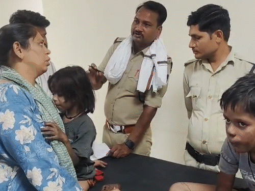 पड़ोसियों ने आग बुझाई और बाहर निकालकर अस्पताल पहुंचाया।