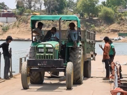 ठेकेदार की मनमानी और प्रशासन की निष्क्रियता दिखाती तस्वीर।