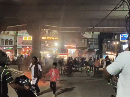 डबल डेकर पुल के नीचे अगजनी कर हंगामा करते लोग।