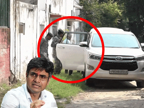 केस दर्ज होने के बाद संदीप पाठक दिल्ली में अपने घर से गाड़ी में बैठकर तेजी से निकल गए। - Dainik Bhaskar