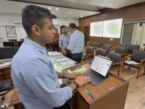 डीसी हिमांशु जैन सेल्फ इन्यूमिरेशन करते हुए।