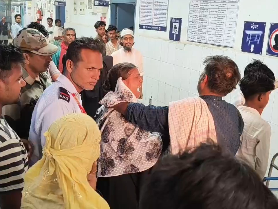 परिजनों का रो-रोकर बुरा हाल।