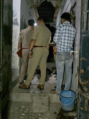 इसी मकान में लड़की 4 साल से अपने परिवार से अलग होकर किराए पर कमरा लेकर रह रही थी।