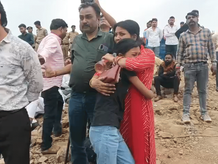 हादसे के बाद रोते बिलखते लोग।