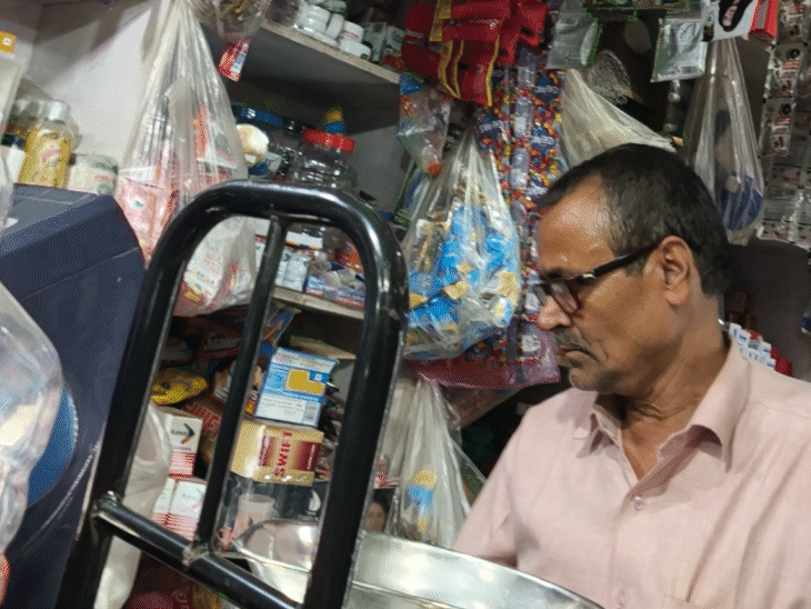 नमक का पैकेट देने के बाद दुकानदार ने सिक्का लेने से मना कर दिया।