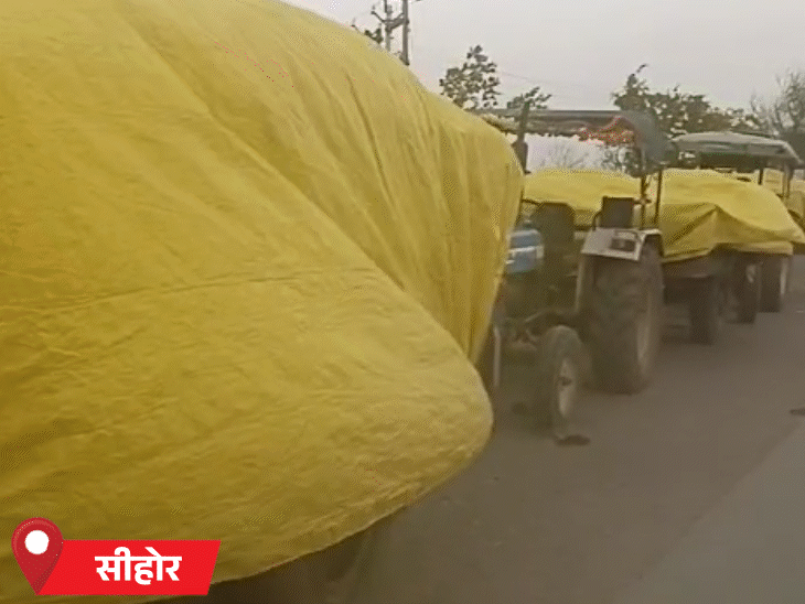 सीहोर में खरीदी केंद्रों पर खड़ी ट्रैक्टर-ट्रॉलियों में रखी फसल भीग गई।