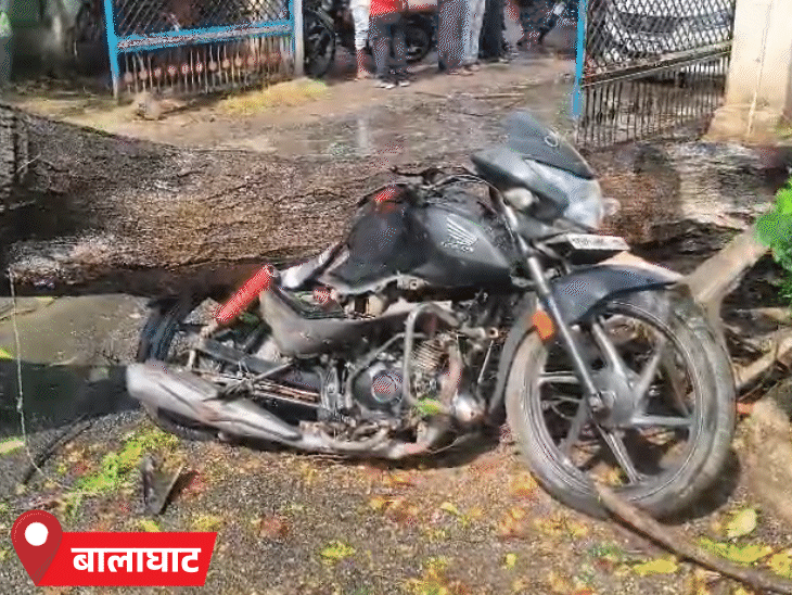 बालाघाट में आंधी से पेड़ गिर गया। इसके नीचे बाइक दब गई।