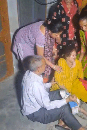 नीरज की सुसाइड करने की सूचना पर मां बाप की हालत गंभीर है।