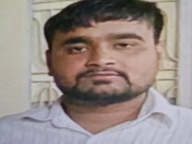 तस्वीर मृतक सुभाष की है। उसका शव कमरे में फंदे से लटका हुआ था।