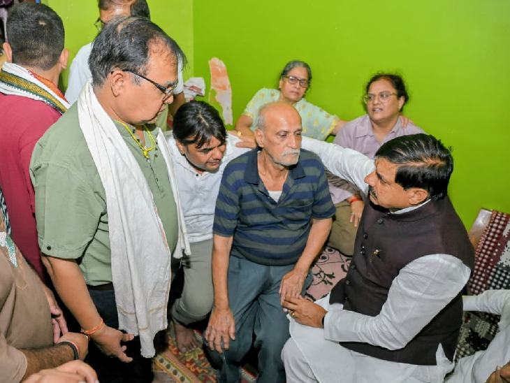 सीएम डॉ. मोहन यादव प्रभावितों से मिले। इसके बाद जिम्मेदार अफसरों पर एक्शन लिया गया।