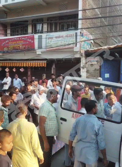 एंबुलेंस लाई गई लाश।