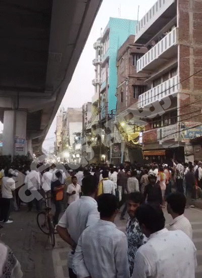 डबल डेकर पुल के नीचे प्रदर्शन करते शहर के लोग।
