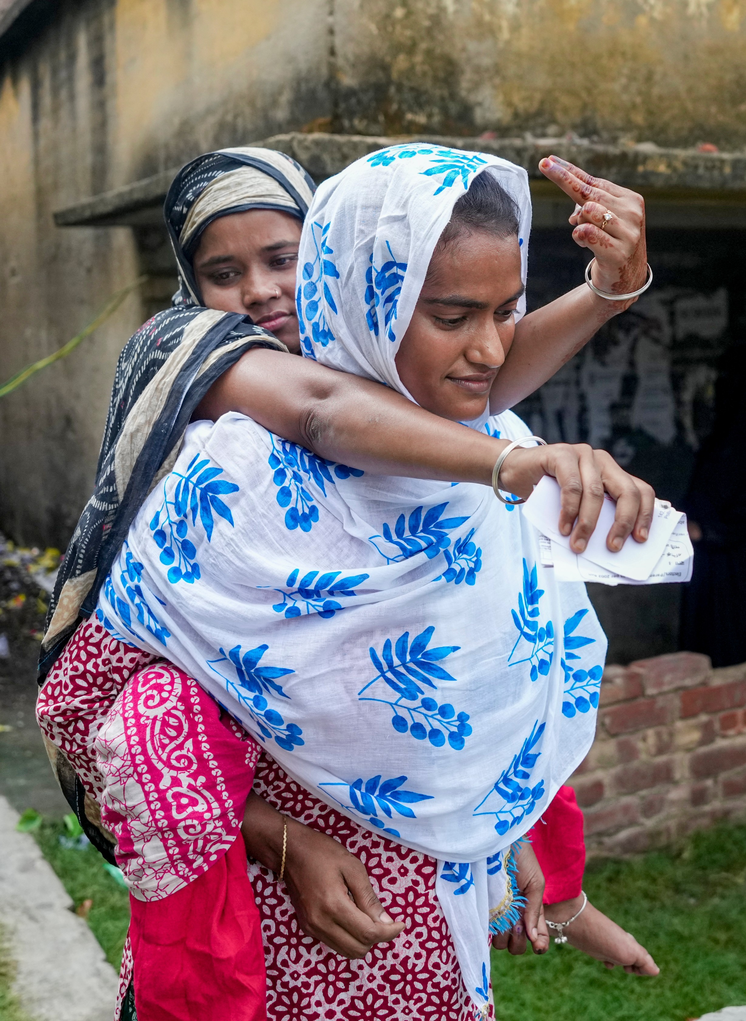 पश्चिम बंगाल के साउथ 24 परगना जिले की मगराहाट पश्चिम सीट पर री-पोलिंग के दौरान दिव्यांग महिला ने वोट डाला।