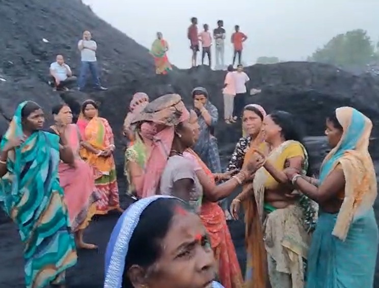 हादसे के बाद मजदूरों के परिजन रोते-बिलखते दिखे।