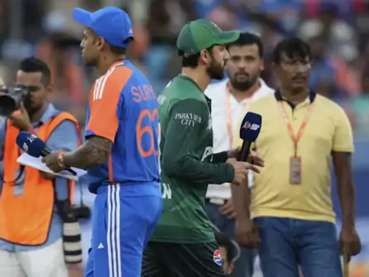 भारतीय कप्तान सूर्यकुमार यादव और पाकिस्तान कप्तान सलमान आगा की यह फोटो एशिया कप 2025 की है। - Dainik Bhaskar