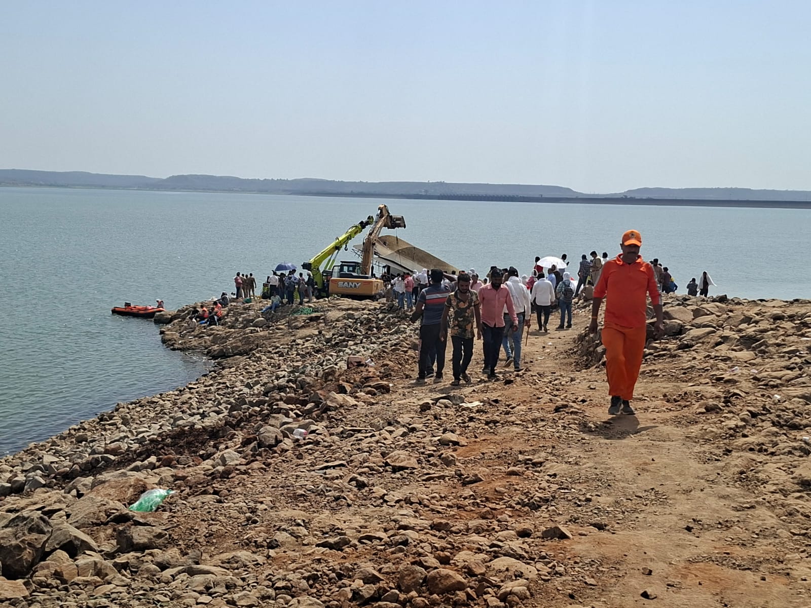 रेस्क्यू टीम लगातार ऑपरेशन चलाती रही।