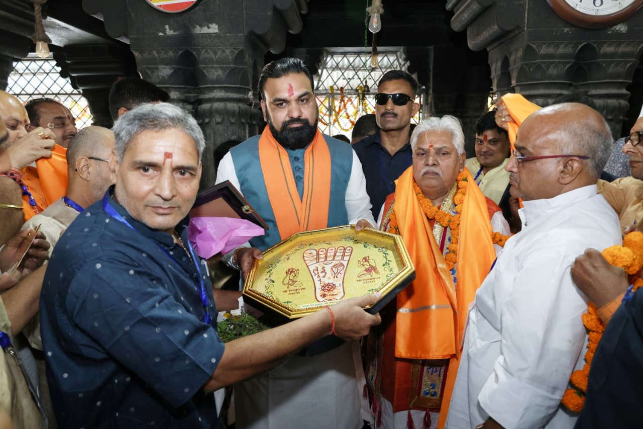 पटना स्थित पटन देवी मंदिर में दर्शन करने के बाद सीएम सम्राट चौधरी और विधानसभा अध्यक्ष प्रेम कुमार।