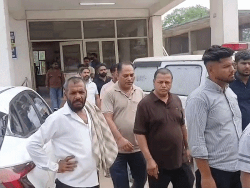 अस्पताल पहुंचे युवक के परिजन और दोस्त।