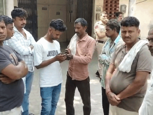 सिविल अस्पताल के शवगृह के बाहर खड़े परिजन।