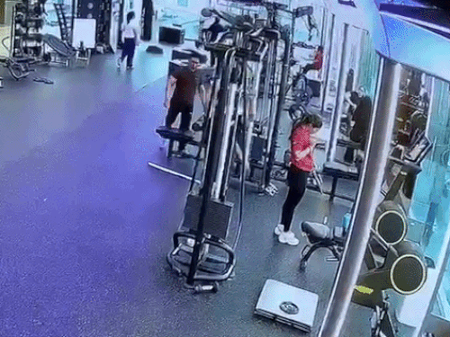 लेटी ट्रेनर जिम में मोबाइल देखने में व्यस्त थी, इसी दौरान कारोबारी पीछे से आया और ट्रेनर को अचानक पीछे से पकड़ लिया। कुछ देर तक वह उसे पकड़े रहा। जिससे वह हैरान रह गई और शोर किया, जिससे वहां एक्सरसाइज कर रहे लोग उसे देखने लगे।