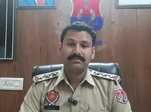 पुलिस अधिकारी जानकारी देते हुए।