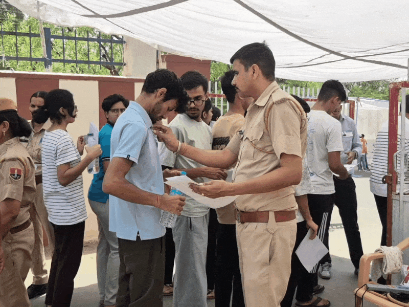 केंद्रीय विद्यालय झुंझुनू में विद्यार्थियों की चेकिंग करते हुए