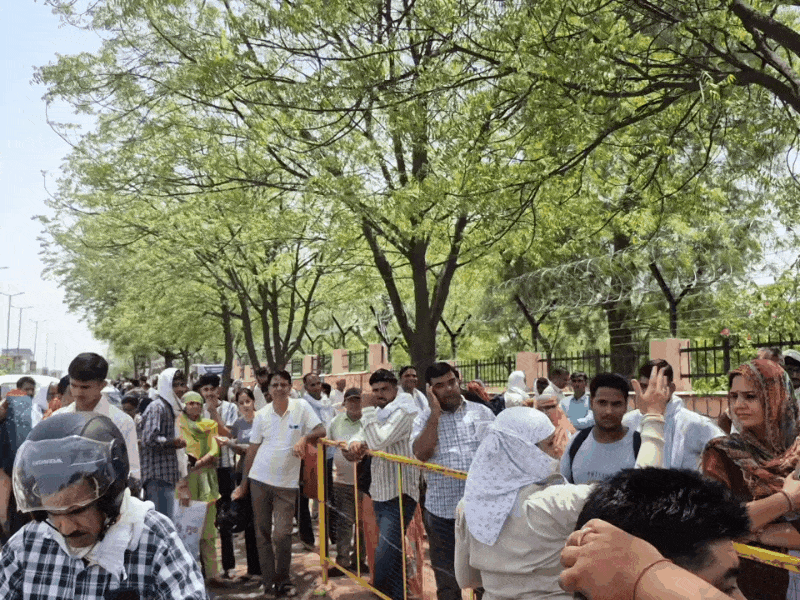 केंद्रों के बाहर गर्मी में बैठे अभिभावक